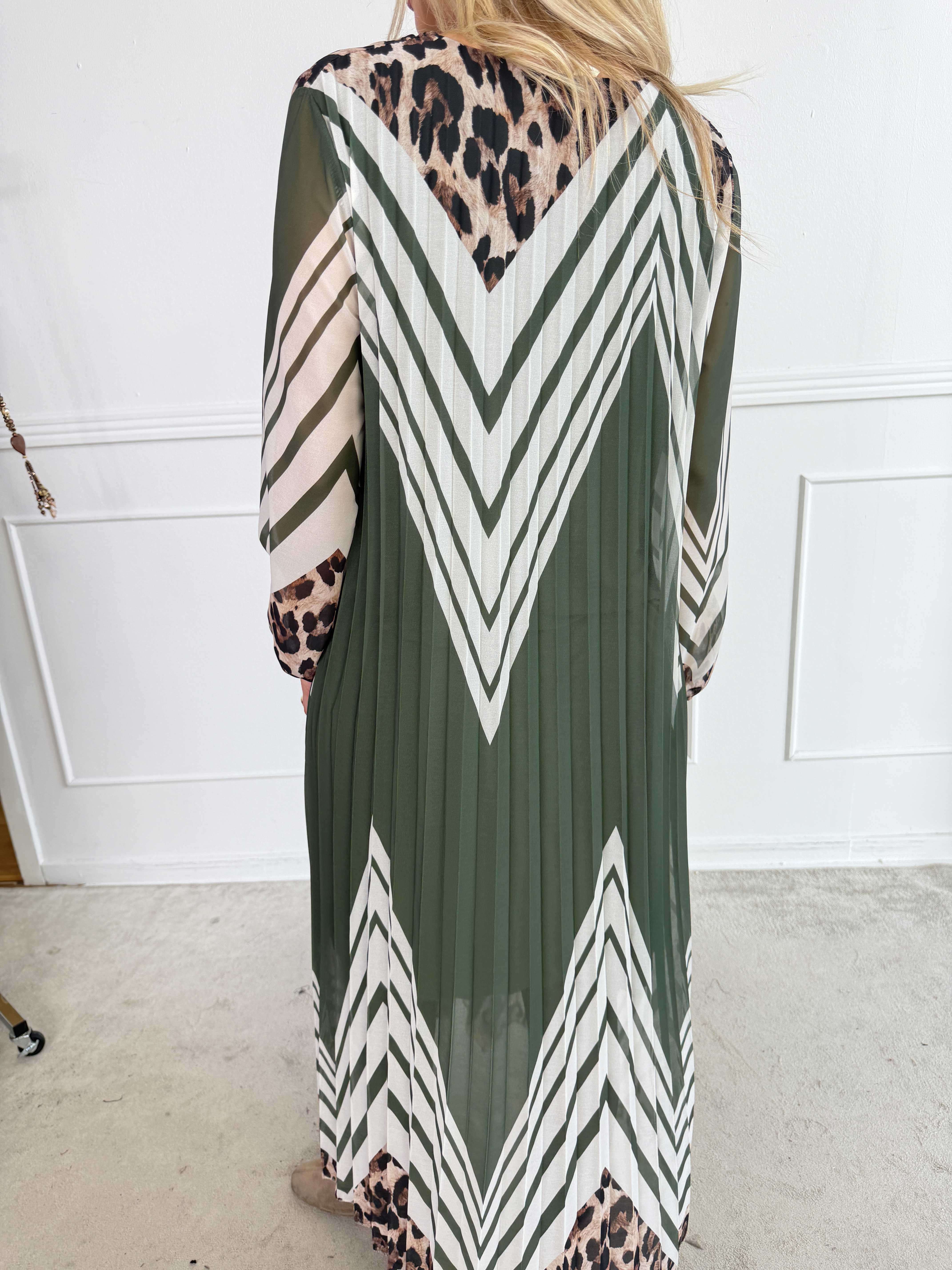 Astrid - Elegant lang plisseret chiffonkjole med smukt print
